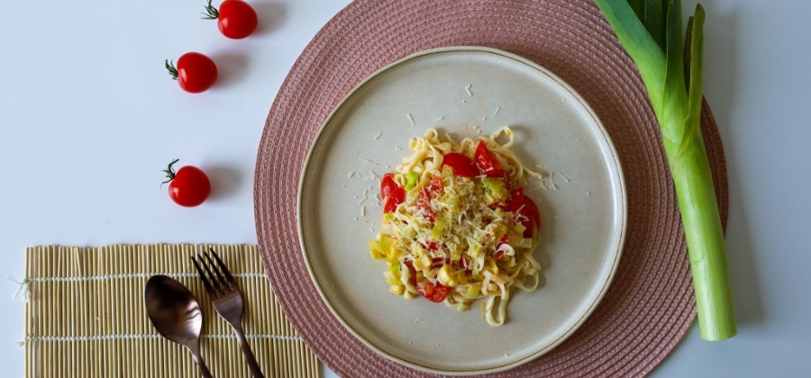 Konjakové fettuccine s pórkem a cherry rajčaty