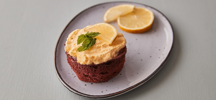 Čokoládová tortička v hrnčeku (mug cake)